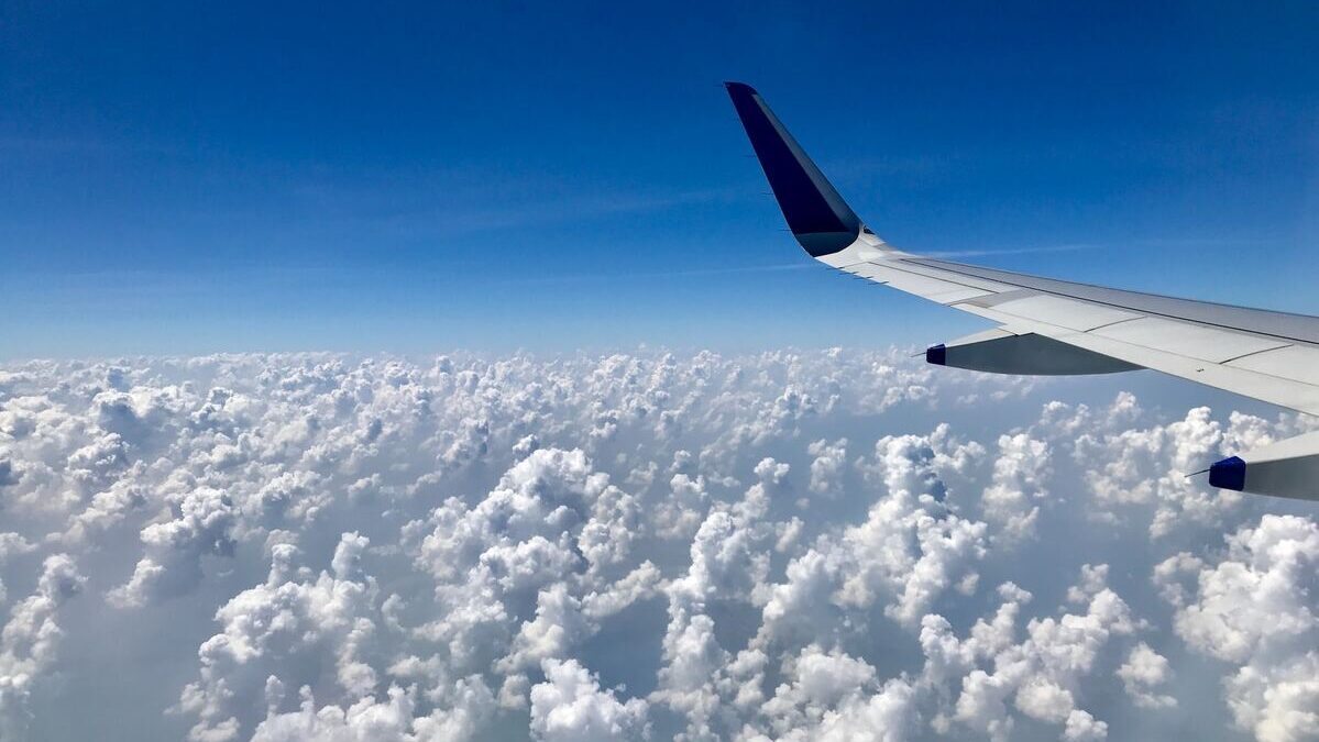 Volo lungo in aereo: i consigli per affrontarlo al meglio